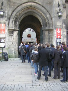 File d'attente devant l'expo Monde de Troy